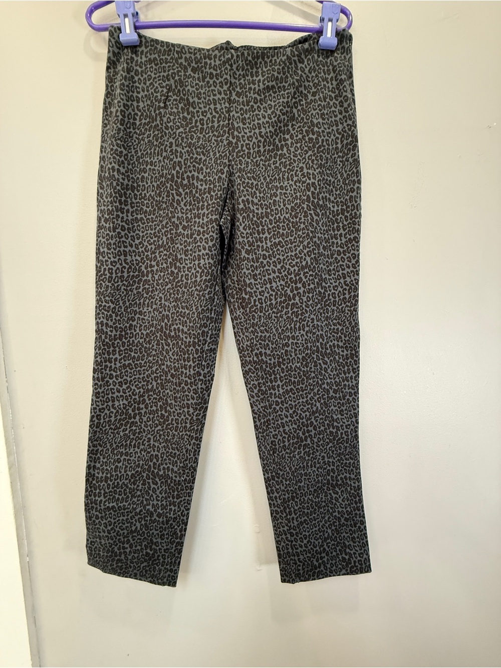 Time and Tru Black and Gray Leopard Print Cropped Pants